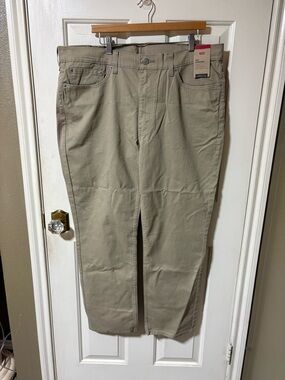 NWT Levi's Men's 40x30 Khaki Straight Fit Pants